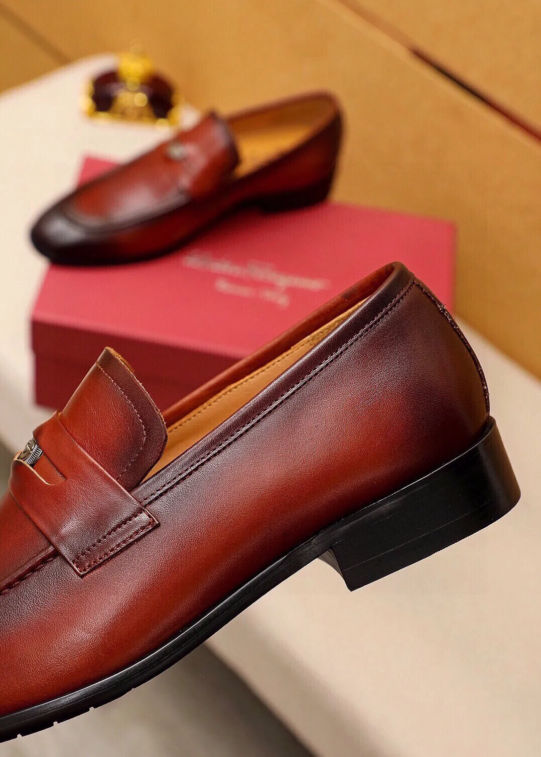 Men's shoes 💰520 💐 Product trademark: Ferragamo "Ferragamo" casual leather shoes Regular size: 38-44 (45🉑️customized) Product materials: Selected imported first-layer calfskin upper + original hardware buckle, imported water-dyed cowhide leather lining. Strong three-dimensional visual effect, combined outsole Color: 2⃣️colors available